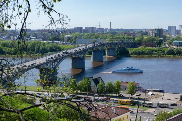 Мост Через Реку Потоком Машин Река Корабль Город Берегу Реки — стоковое фото