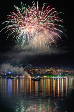 koy üzerinde havai fişek