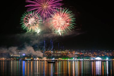 koy üzerinde havai fişek