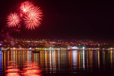 kırmızı havai fişek ışıkları