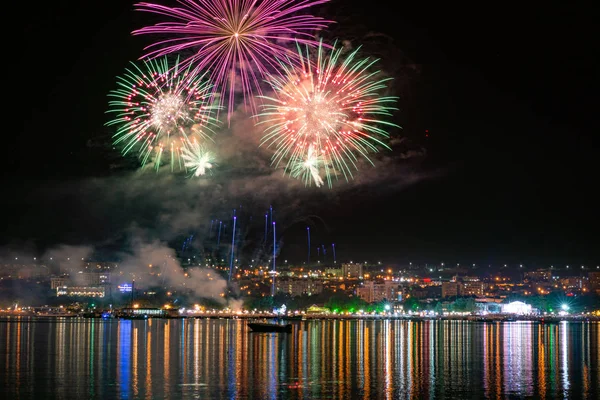 koy üzerinde havai fişek