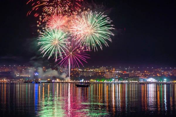 Fuochi d'artificio sulla baia — Foto Stock