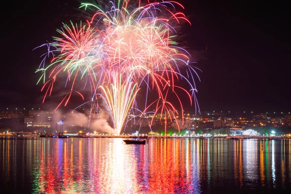 As faíscas dos fogos de artifício sobre a baía Fotos De Bancos De Imagens Sem Royalties