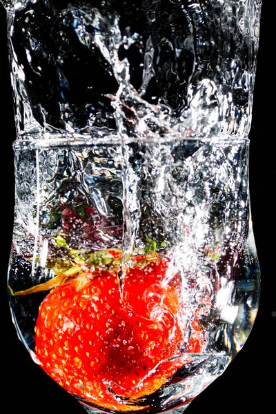Jordgubbar och ett stänk i glaset — Stockfoto