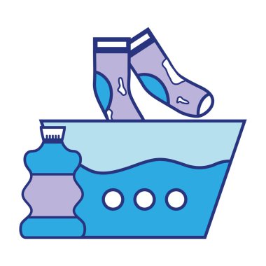 su kova ve kirli çorap çamaşır suyu şişesi ile