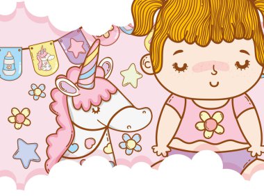 tek boynuzlu at ve parti bayrakları ile kız bebek