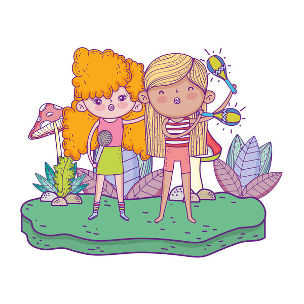 милые маленькие девочки играют в маракасы и поют
