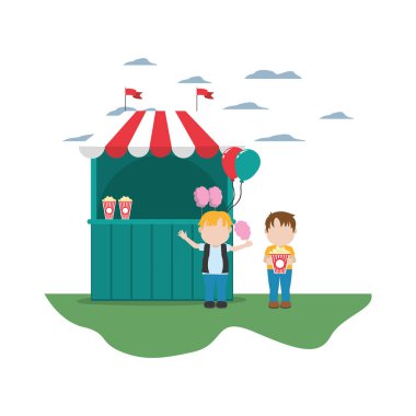 Karnaval dükkanı ve patlamış mısır pamuk şeker ile olan çocuklar