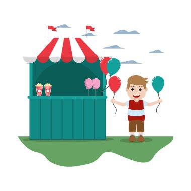 Karnaval dükkanı ve balonlar ile mutlu çocuk