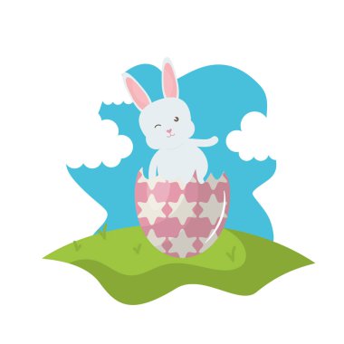 kırık Paskalya yumurtası ile sevimli tavşan alanında boyalı