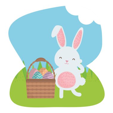 Paskalya yumurtaları ile sevimli tavşan sepet içinde boyalı