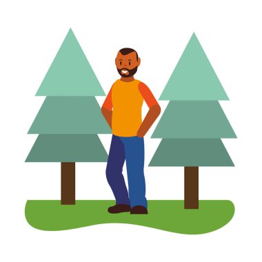 Genç adam gülümsüyor