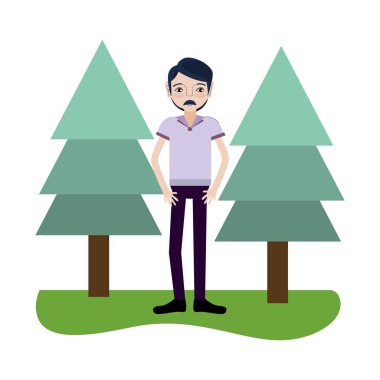 Genç adam gülümsüyor