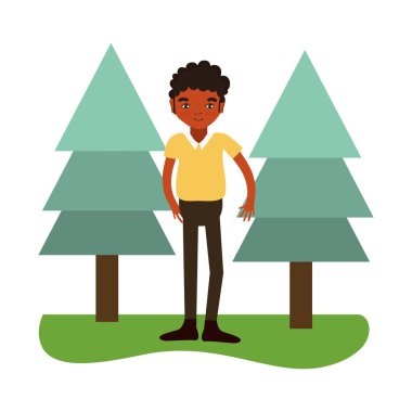 Genç adam gülümsüyor