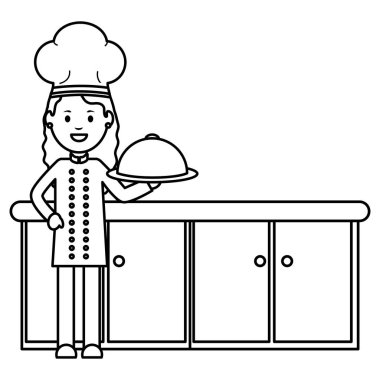 Tepsi sunucu ile genç kadın şef