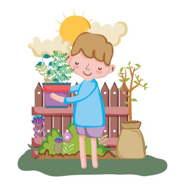 küçük çocuk bahçede çit ile houseplant kaldırma