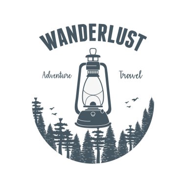 orman sahnesi ve gaz lambası ile wanderlust etiket