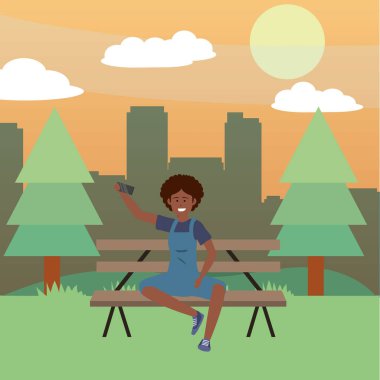 Bin yıllık kişi park bankı arka plan üzerinde oturan