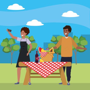 Bin yıllık çift akıllı telefon selfie piknik arka plan alarak