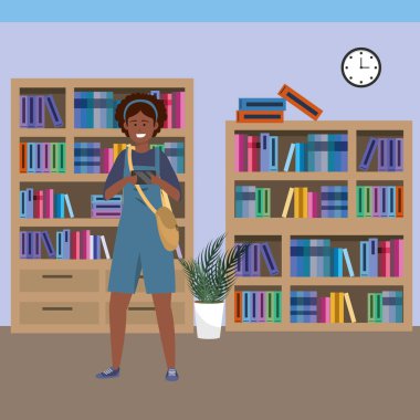 Kütüphanede akıllı telefon kullanan milenyum öğrencisi