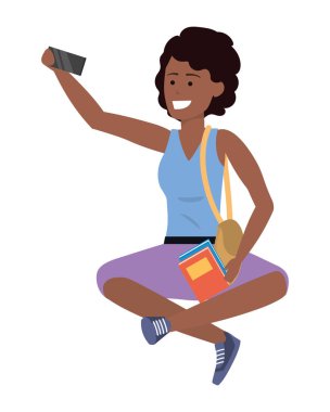 Bin yıllık öğrenci akıllı telefonda gezinirken gülümseyerek selfie alarak afro holding kitap çantası izole