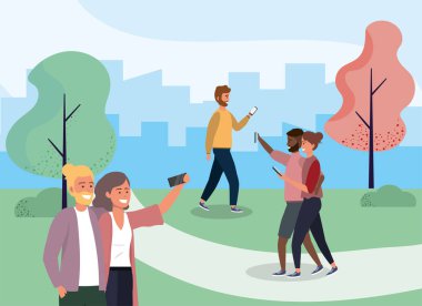 Parkta akıllı telefon teknolojisi olan kadınlar ve erkekler