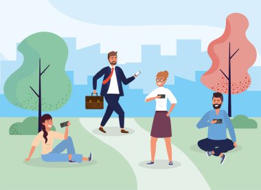 Parkta akıllı telefonlu kadınlar ve erkekler