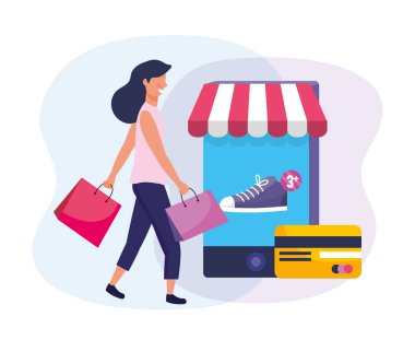 Kadın akıllı telefon ve kredi kartıyla alışveriş yapıyor.