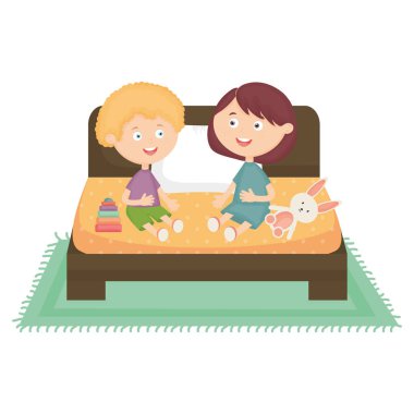 sevimli küçük çocuklar çift yatakta oyuncaklar ile oynuyor