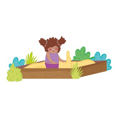 Küçük tombul kız kum kutusunda oynuyor