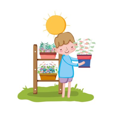 küçük çocuk bahçede raf ile houseplant kaldırma