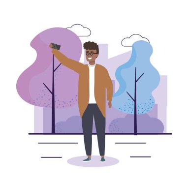 gözlük ve rahat giysiler ile mutlu çocuk