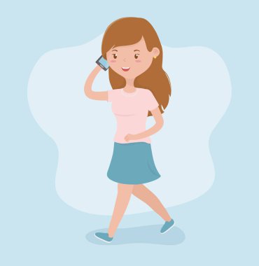 akıllı telefon kullanarak yürüyüş güzel kadın