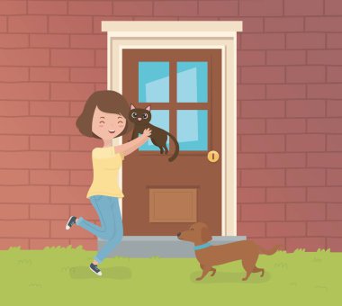 ev bahçesinde sevimli küçük kedi ve köpek ile kadın