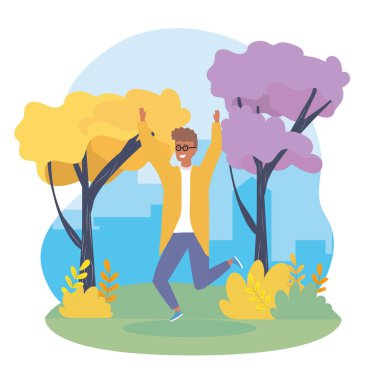 rahat giysiler ve ağaçlar ile atlama mutlu çocuk