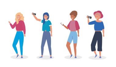 rahat giysiler ve akıllı telefon selfie ile kız seti