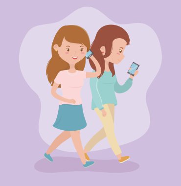 akıllı telefonlar kullanarak yürüyen güzel kadınlar