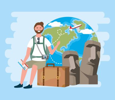 sırt çantası ve bilet ile bagaj da oturan adam