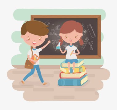 Tahta ve okul malzemeleriyle küçük bir çift öğrenci.