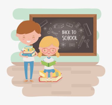 Tahta ve okul malzemeleriyle küçük bir çift öğrenci.
