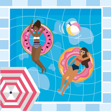 Kadın havuza güneşleniyor.