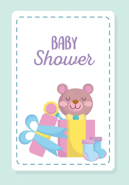Chá de bebê, urso de pelúcia bonito no presente com chocalho e meias, anunciar cartão de boas-vindas recém-nascido — Vetor de Stock