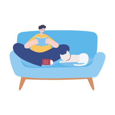 Kanepe beyaz arka planında kedili kitap okuyan çocuk.