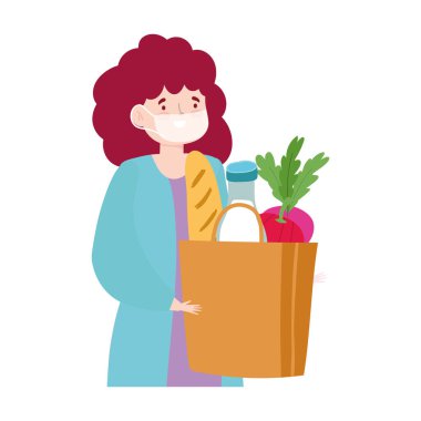 Coronavirus kovid 19 sırasında eve güvenli bir şekilde teslim edildi. Maske torbası yiyecekleri olan genç bir kadın.