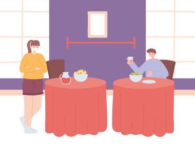 Restoran sosyal mesafesi, birbirinden ayrı masalarda oturan gençler ve yemek yeme, covid 19 salgını, koronavirüs enfeksiyonunu önleme