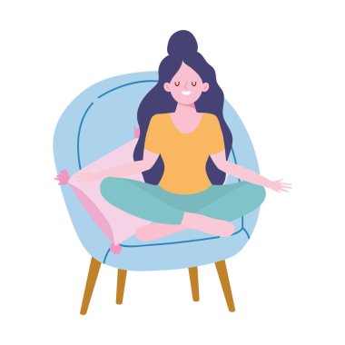 Evde kal, meditasyon yoga yapan kız sandalyede poz ver, kendini izole et, koronavirüs için karantinada çalış.