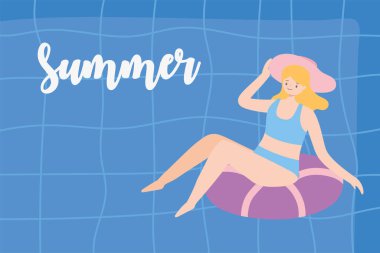 Yüzme havuzunda kız güneş banyosu yaz tatili konsepti.