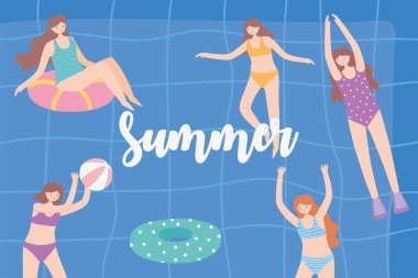 Yüzme havuzunda mayo giymiş, gevşeyen ve şişme şişme üzerinde yüzen insanlar.