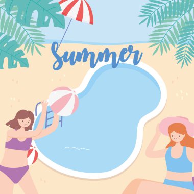 Gençler havuzda oynuyorlar ve yüzüyorlar.