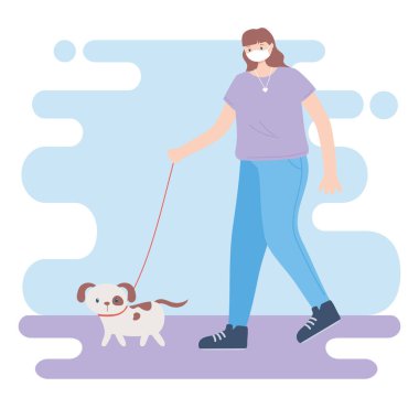 Tıbbi maskeli insanlar, köpek evcil hayvanıyla yürüyen bir kadın, koronavirüs sırasında şehir aktivitesi